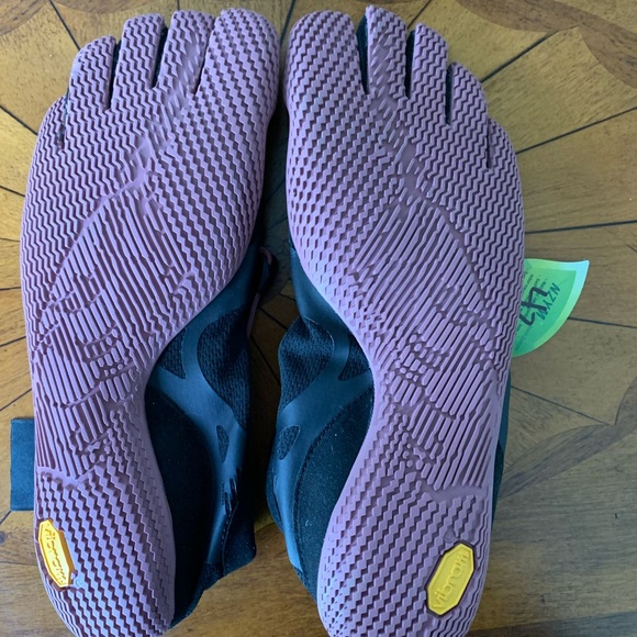 Vibram Black and Pink Athletic Shoes with Toe Compartments - Picture 4 of 5